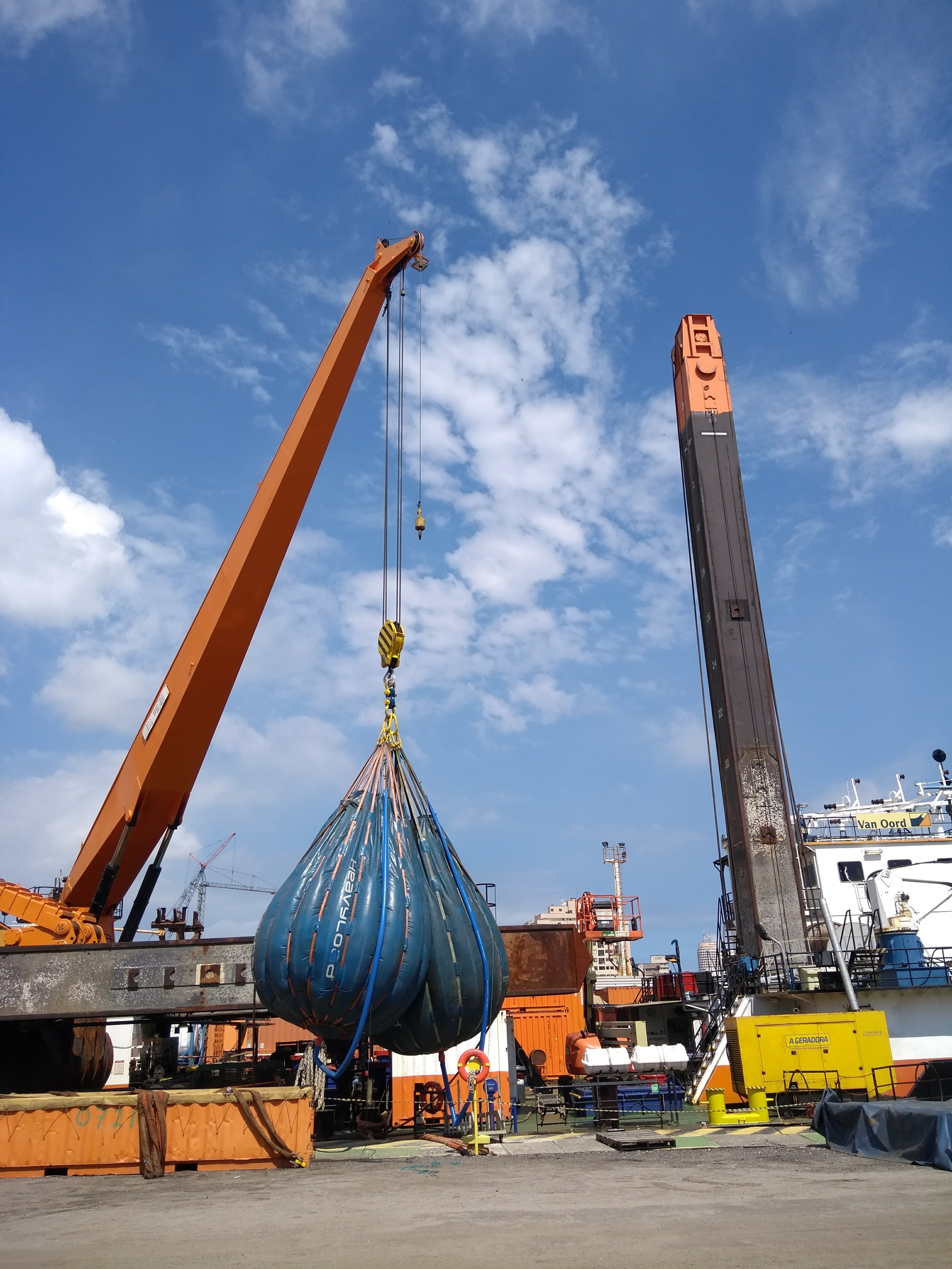 Teste de carga em guindastes e guinchos