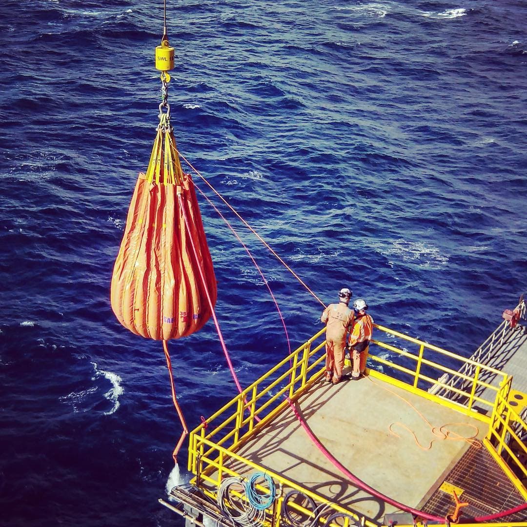 Equipe em operação de teste de carga