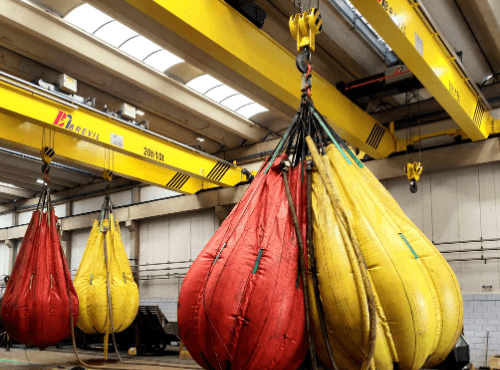 Teste de carga em ponte rolante